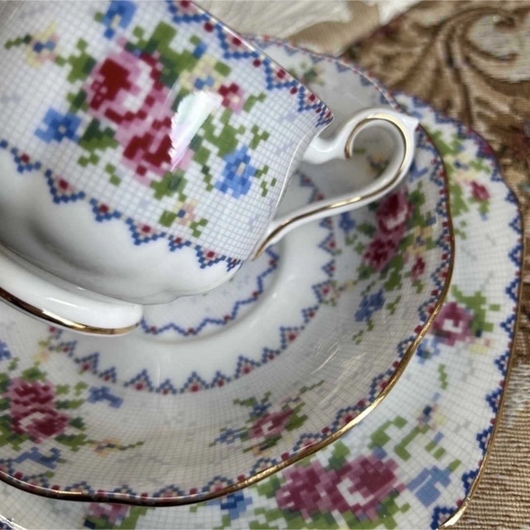 ROYAL ALBERT(ロイヤルアルバート)の英国製 希少 Royal Albert 【Petit Point】トリオ    インテリア/住まい/日用品のキッチン/食器(食器)の商品写真