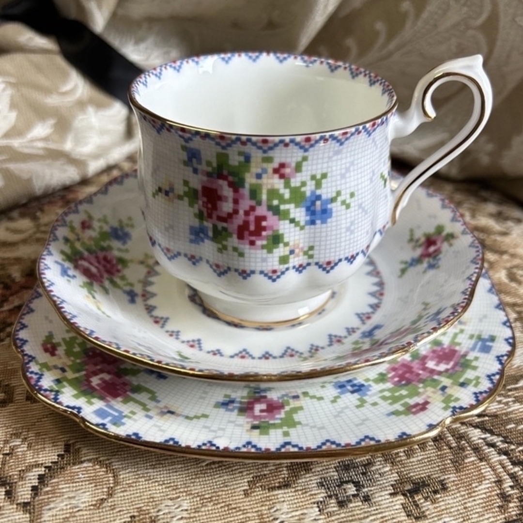 ROYAL ALBERT(ロイヤルアルバート)の英国製 希少 Royal Albert 【Petit Point】トリオ    インテリア/住まい/日用品のキッチン/食器(食器)の商品写真