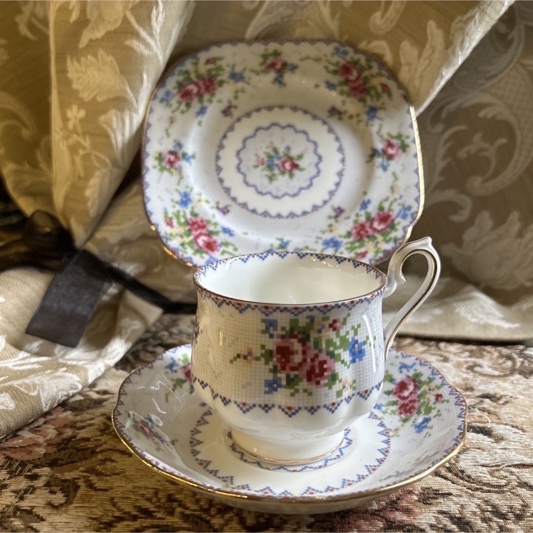 ROYAL ALBERT(ロイヤルアルバート)の英国製 希少 Royal Albert 【Petit Point】トリオ    インテリア/住まい/日用品のキッチン/食器(食器)の商品写真