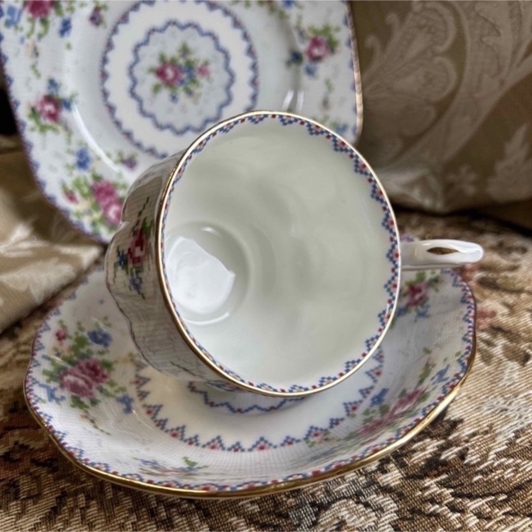 ROYAL ALBERT(ロイヤルアルバート)の英国製 希少 Royal Albert 【Petit Point】トリオ    インテリア/住まい/日用品のキッチン/食器(食器)の商品写真