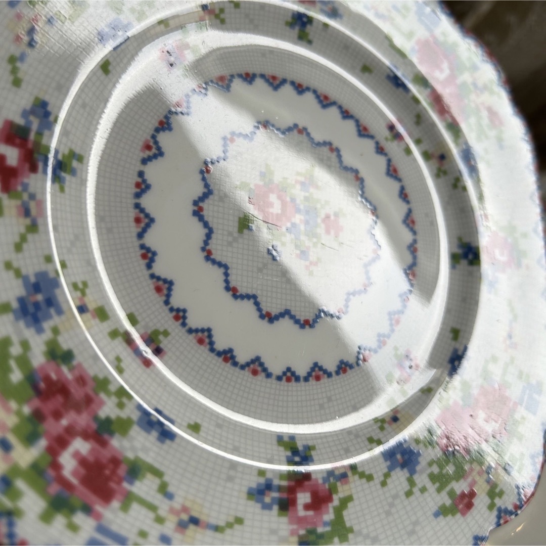 ROYAL ALBERT(ロイヤルアルバート)の英国製 希少 Royal Albert 【Petit Point】トリオ    インテリア/住まい/日用品のキッチン/食器(食器)の商品写真