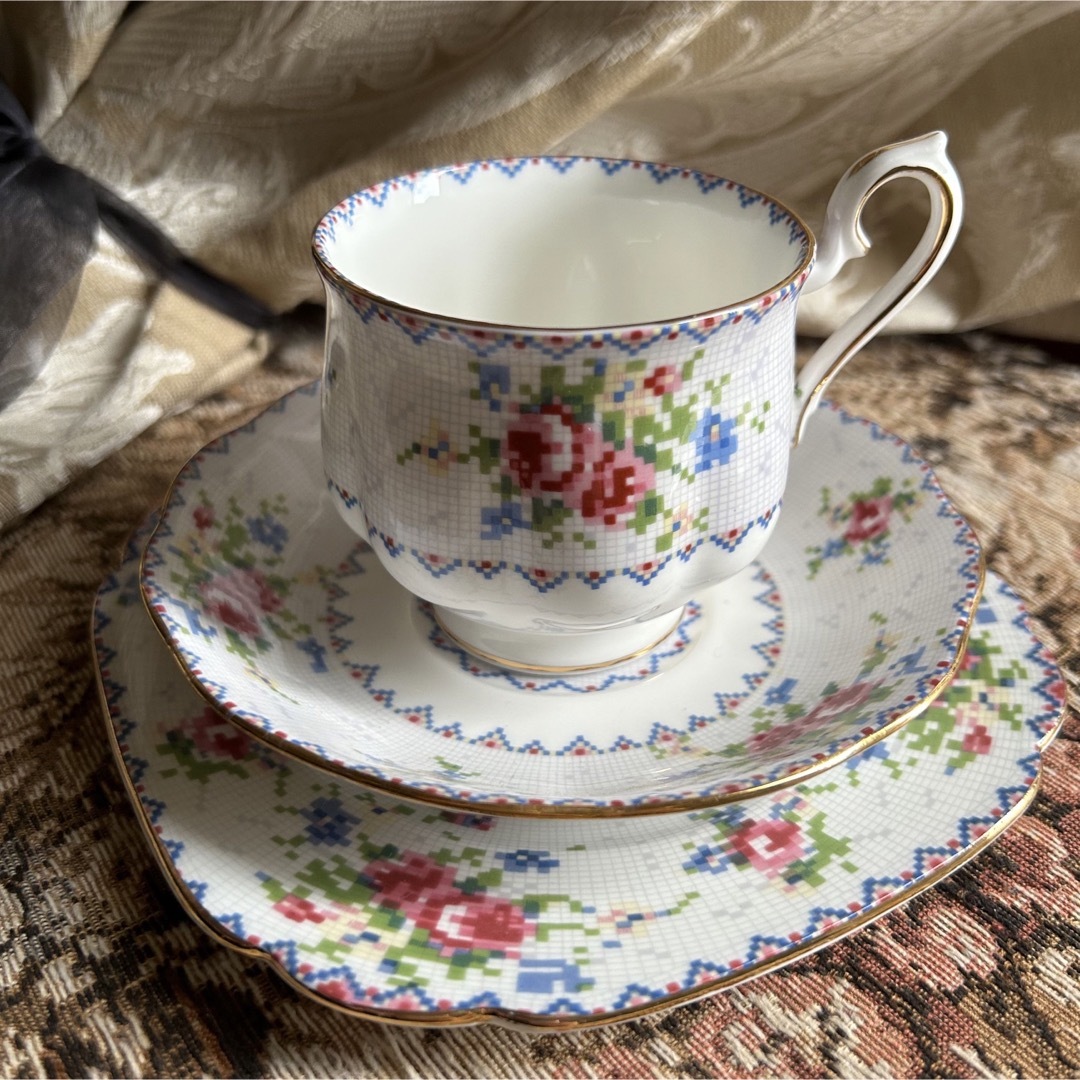 ROYAL ALBERT(ロイヤルアルバート)の英国製 希少 Royal Albert 【Petit Point】トリオ    インテリア/住まい/日用品のキッチン/食器(食器)の商品写真