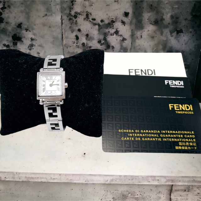 美品 稼働中】FENDI アナログ 腕時計 クアドロミニ シェル文字盤