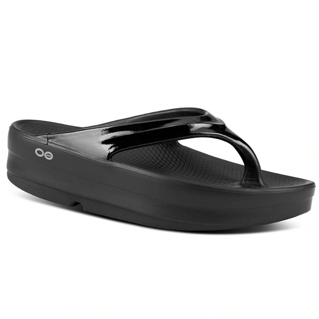 OOFOS(ウーフォス)の新品未使用　ウーフォス　ウーメガ　25cm レディースの靴/シューズ(サンダル)の商品写真