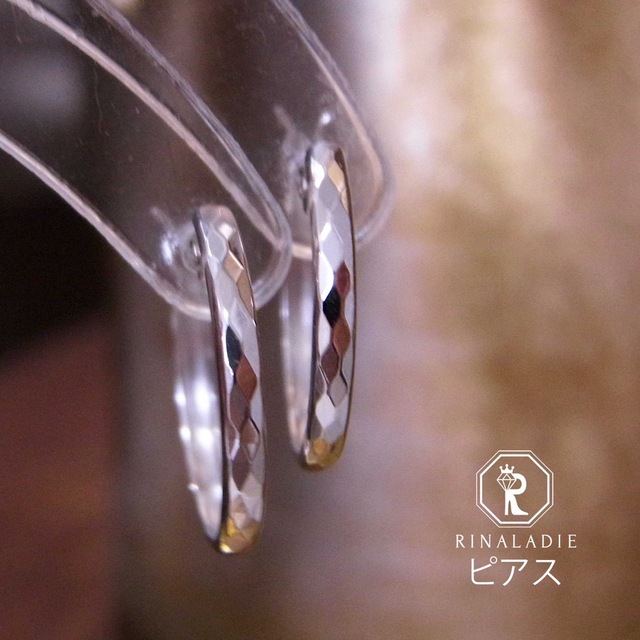 【華奢シリーズ】Pt900ダイヤモンドカットの白蛇のウロコフープピアス レディースのアクセサリー(ピアス)の商品写真