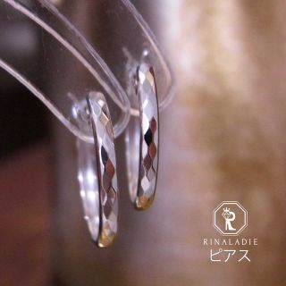 【華奢シリーズ】Pt900ダイヤモンドカットの白蛇のウロコフープピアス(ピアス)