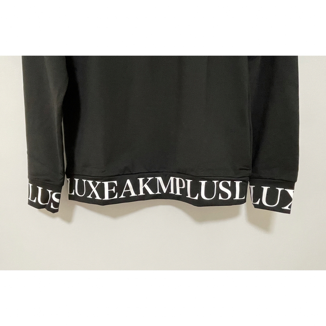 AKM(エイケイエム)のLUXE AKM PLUS(リュクスエイケイエムプラス)裾ロゴ モックネック M スポーツ/アウトドアのゴルフ(ウエア)の商品写真