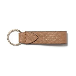 スマイソン(Smythson)の【新品未使用】 スマイソン SMYTHSON キーリング キーホルダー PANAMA KEYRING WITH LEATHER STRAP レザー LIGHT ROSEWOOD 1029806(キーホルダー)