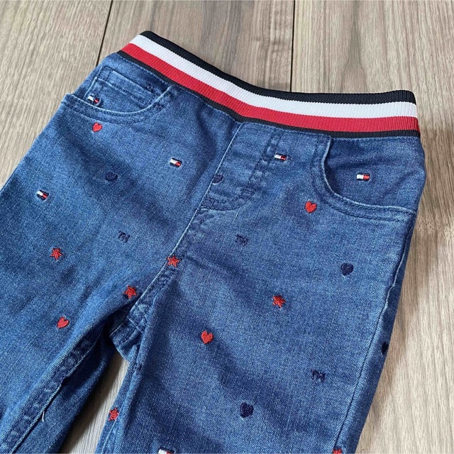 TOMMY HILFIGER(トミーヒルフィガー)の新品TOMMY HILFIGER トミーヒルフィガー モチーフデニムパンツ 80 キッズ/ベビー/マタニティのベビー服(~85cm)(パンツ)の商品写真