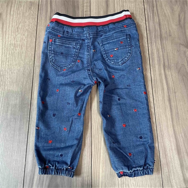 TOMMY HILFIGER(トミーヒルフィガー)の新品TOMMY HILFIGER トミーヒルフィガー モチーフデニムパンツ 80 キッズ/ベビー/マタニティのベビー服(~85cm)(パンツ)の商品写真