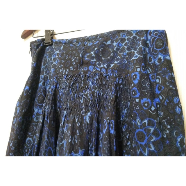 BEAMS(ビームス)のルミエールビームス　BEAMS　シルク　絹　フレアスカート　花柄　ブルー　青 レディースのスカート(ひざ丈スカート)の商品写真