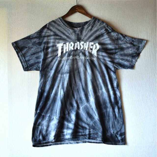 THRASHER(スラッシャー)の古着★スラッシャー 定番 スケーター ファイヤーパターン ビッグロゴ 黒Tシャツ メンズのトップス(Tシャツ/カットソー(半袖/袖なし))の商品写真