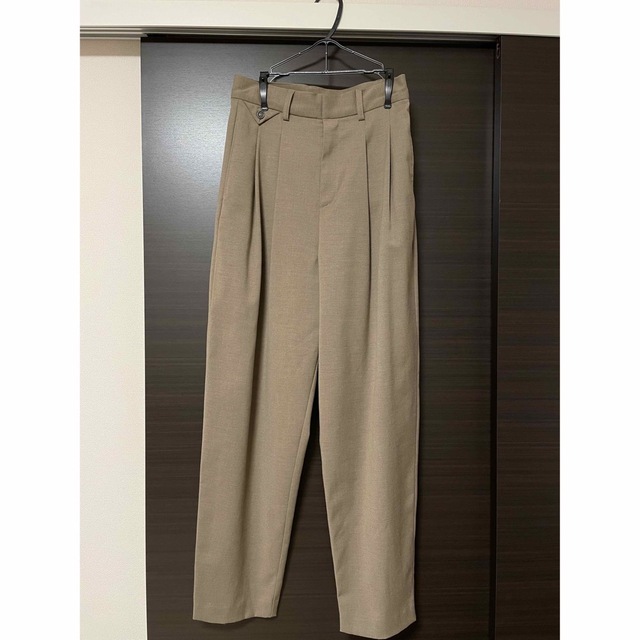 新品) louren / tapered tuck pants