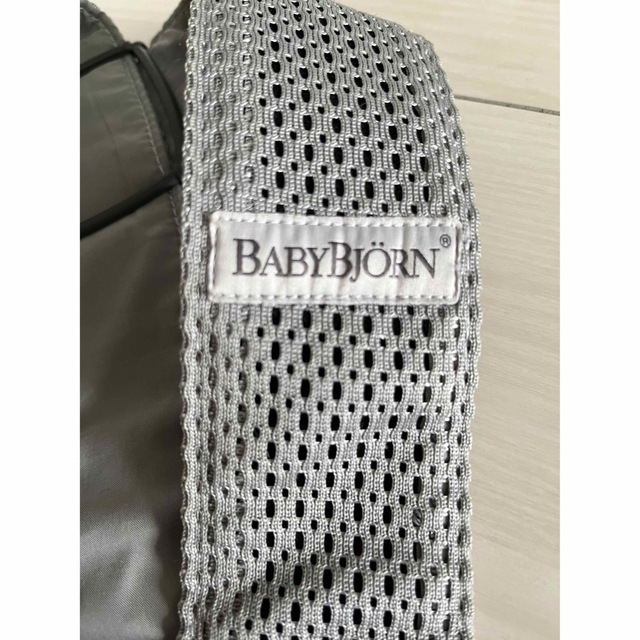 BABYBJORN(ベビービョルン)のベビービョルン ミニ メッシュ グレー キッズ/ベビー/マタニティの外出/移動用品(抱っこひも/おんぶひも)の商品写真