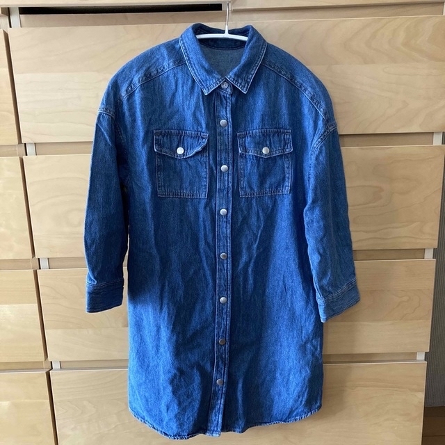 UNIQLO(ユニクロ)の【中古】デニムシャツワンピ キッズ/ベビー/マタニティのキッズ服女の子用(90cm~)(ワンピース)の商品写真