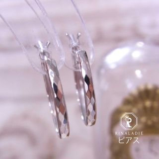 【華奢シリーズ】Pt900ダイヤモンドカットの白蛇のうろこフープピアス(ピアス)