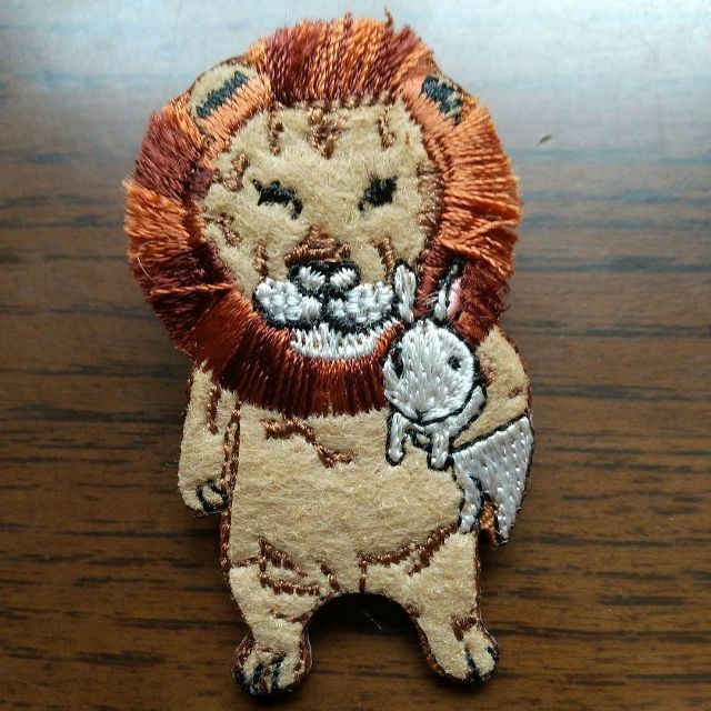 ライオンvsウサギ 刺繍ブローチ レディースのアクセサリー(ブローチ/コサージュ)の商品写真