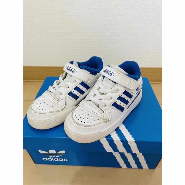 adidas(アディダス)の14cm adidas アディダス　キッズスニーカー　ホワイト×ブルー キッズ/ベビー/マタニティのベビー靴/シューズ(~14cm)(スニーカー)の商品写真