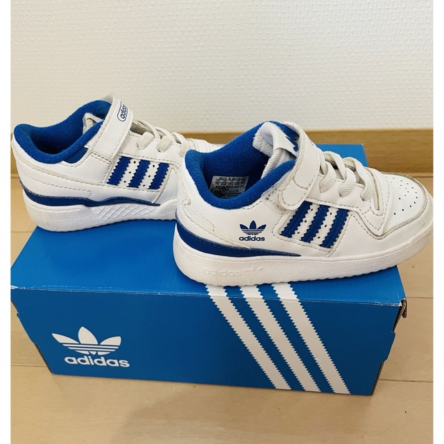 adidas(アディダス)の14cm adidas アディダス　キッズスニーカー　ホワイト×ブルー キッズ/ベビー/マタニティのベビー靴/シューズ(~14cm)(スニーカー)の商品写真