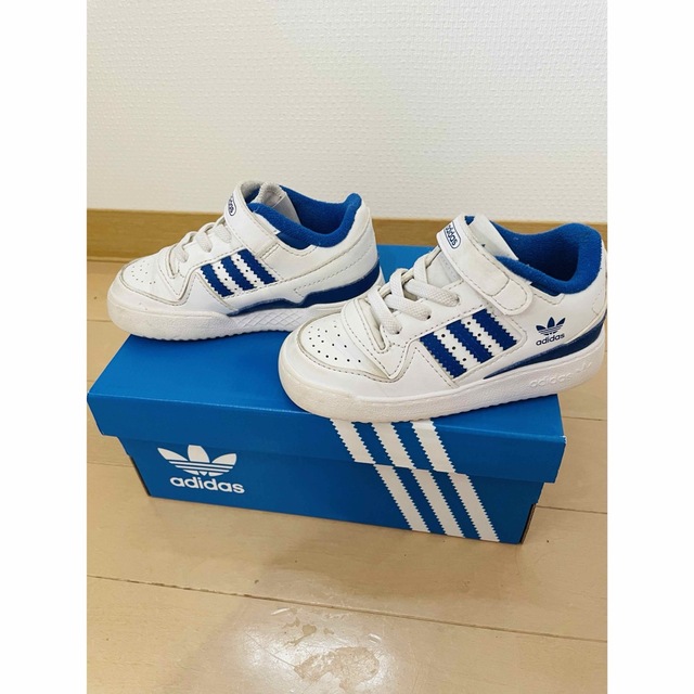 adidas(アディダス)の14cm adidas アディダス　キッズスニーカー　ホワイト×ブルー キッズ/ベビー/マタニティのベビー靴/シューズ(~14cm)(スニーカー)の商品写真