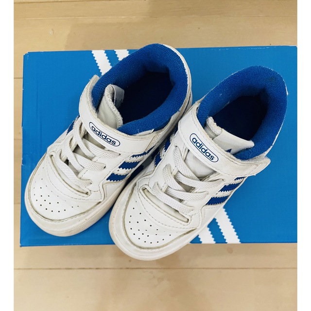 adidas(アディダス)の14cm adidas アディダス　キッズスニーカー　ホワイト×ブルー キッズ/ベビー/マタニティのベビー靴/シューズ(~14cm)(スニーカー)の商品写真