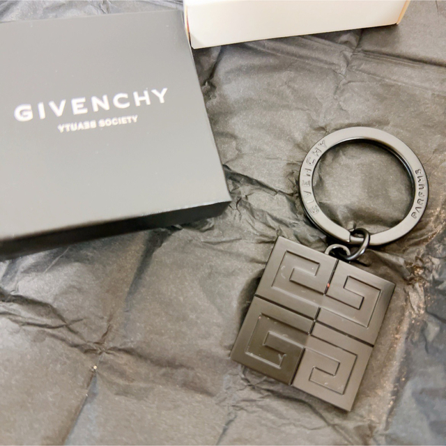 GIVENCHY(ジバンシィ)の【新品未使用】ノベルティキーホルダー　ジバンシイ レディースのファッション小物(キーホルダー)の商品写真