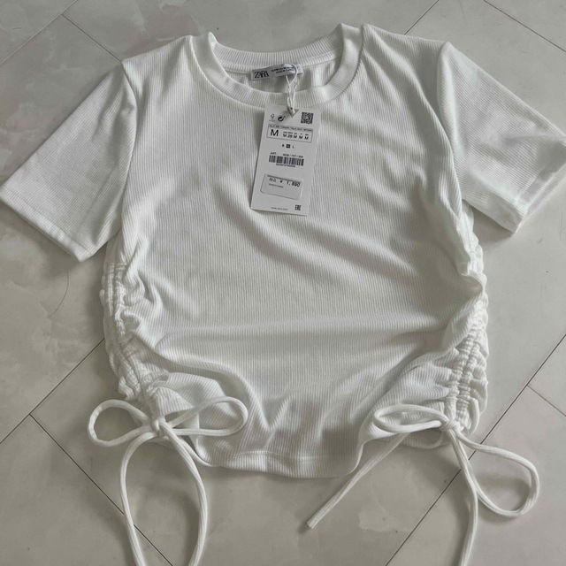 ZARA(ザラ)のZARA シャーリング　Tシャツ　白 レディースのトップス(Tシャツ(半袖/袖なし))の商品写真