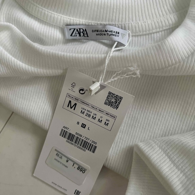 ZARA(ザラ)のZARA シャーリング　Tシャツ　白 レディースのトップス(Tシャツ(半袖/袖なし))の商品写真