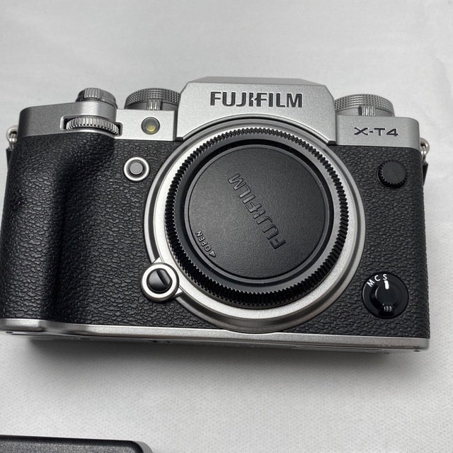 富士フイルム(フジフイルム)のFujifilm X-T4 ＋Smallrig L型ハンドル スマホ/家電/カメラのカメラ(ミラーレス一眼)の商品写真