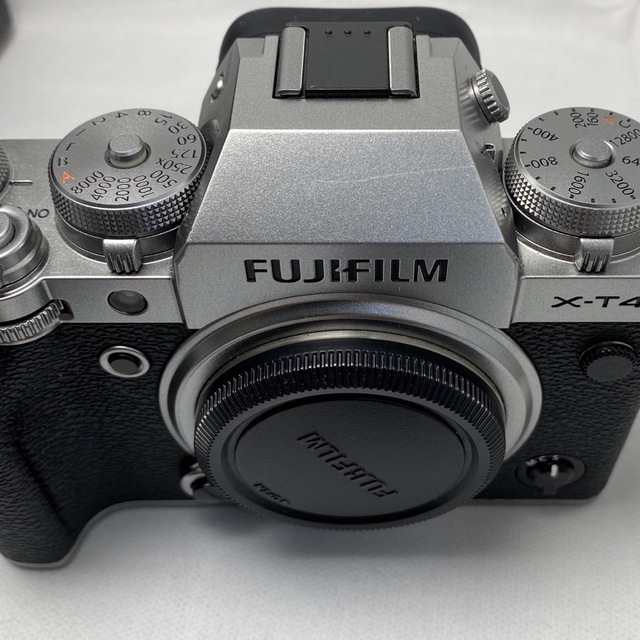 富士フイルム(フジフイルム)のFujifilm X-T4 ＋Smallrig L型ハンドル スマホ/家電/カメラのカメラ(ミラーレス一眼)の商品写真