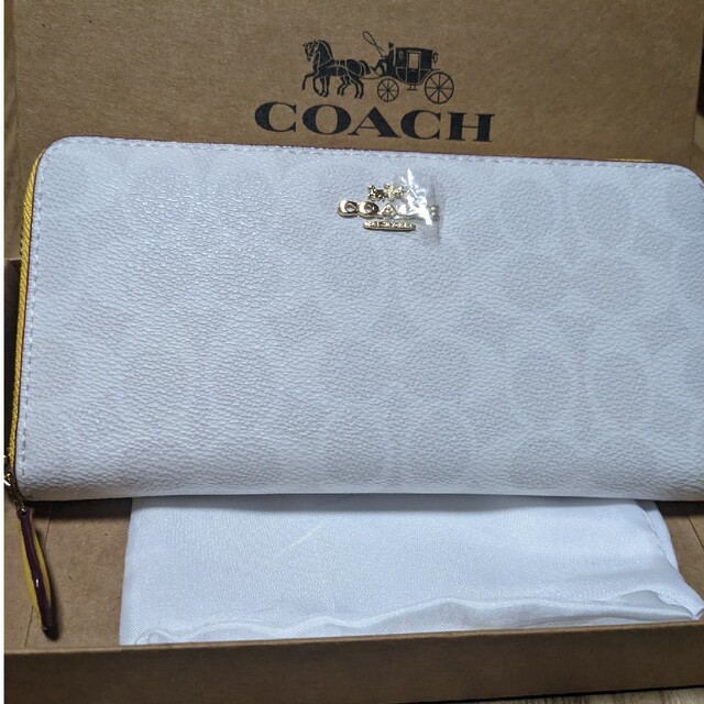 COACH長財布　白系シグネチャー　中は黄色