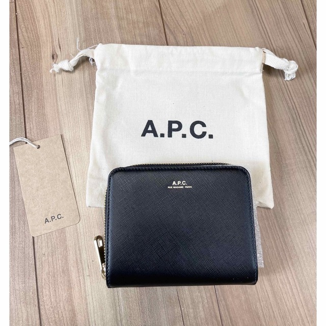 アーペーセー コンパクトウォレット エンボス Black 新品-