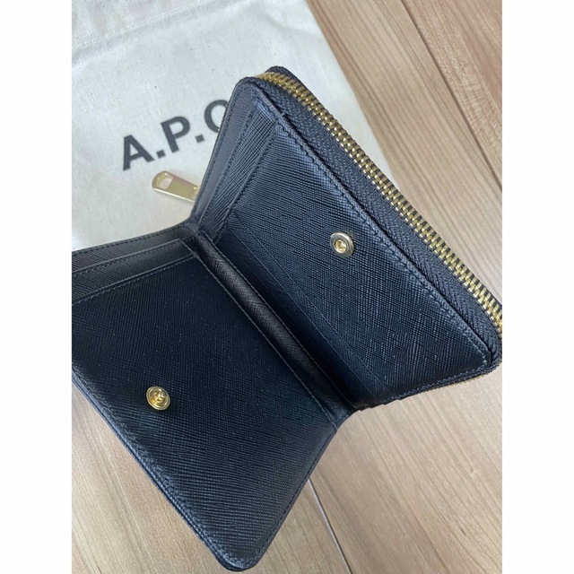 アーペーセー コンパクトウォレット エンボス Black 新品-
