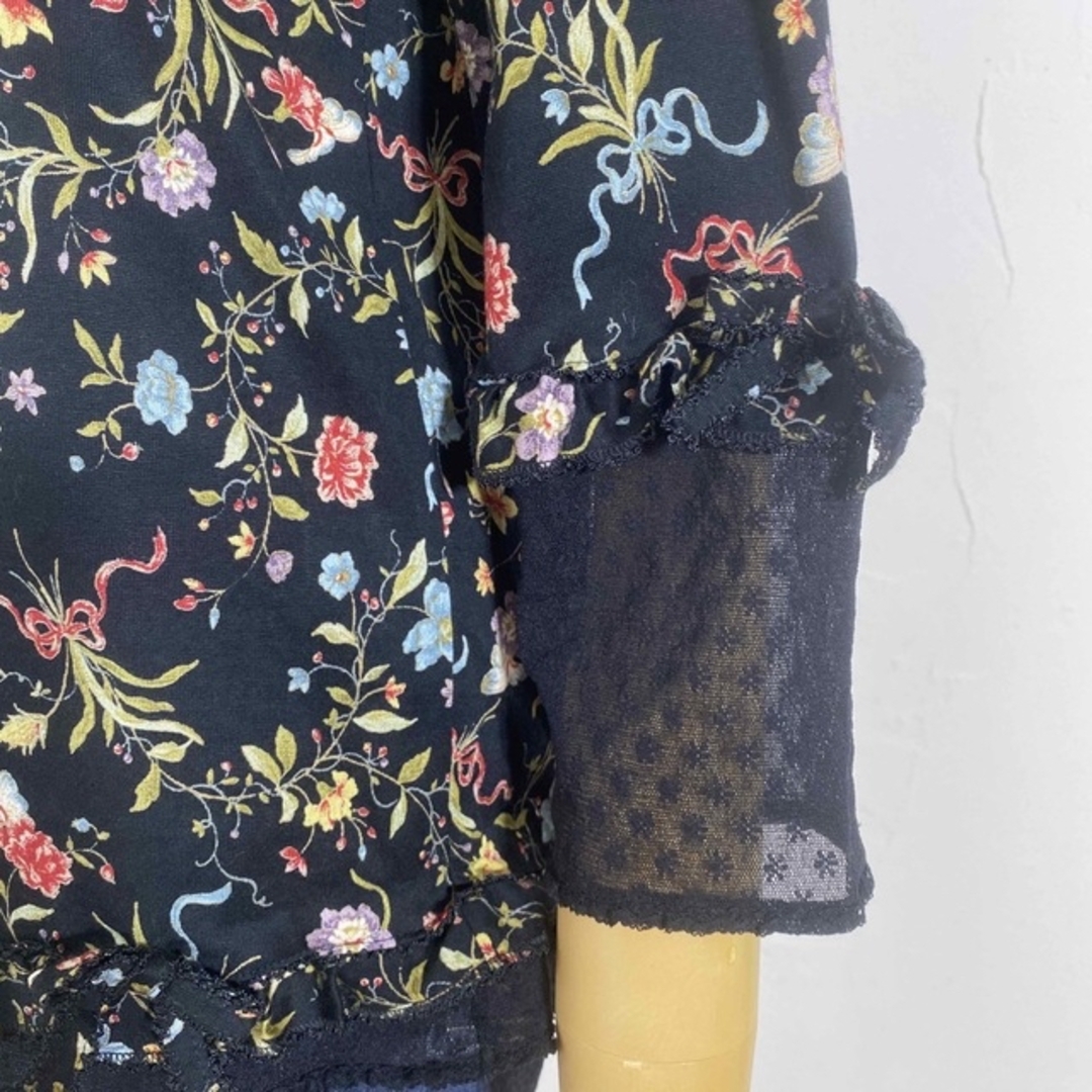 KANEKO ISAO(カネコイサオ)のカネコイサオ　長袖Tシャツ　袖口＆裾にチュールレース重ねのデザインです。 レディースのトップス(カットソー(長袖/七分))の商品写真