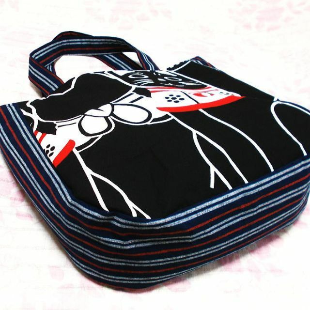 和柄丸みトートバッグ 黒い招き猫 手提げバッグ まねき猫 Dカン付き2WAY ハンドメイドのファッション小物(バッグ)の商品写真