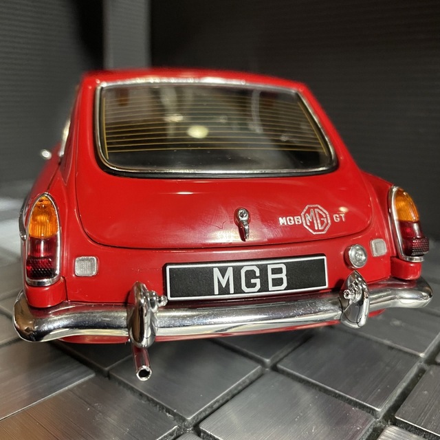 絶版未展示品 オートアート 1/18 MGB COUPE MK ll 1969