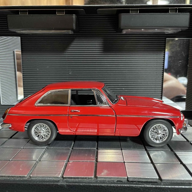 絶版未展示品 オートアート 1/18 MGB COUPE MK ll 1969