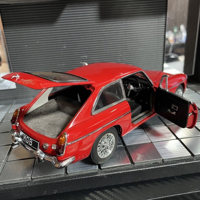 絶版未展示品 オートアート 1/18 MGB COUPE MK ll 1969