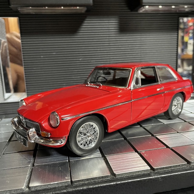 絶版未展示品 オートアート 1/18 MGB COUPE MK ll 1969