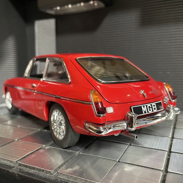 絶版未展示品 オートアート 1/18 MGB COUPE MK ll 1969