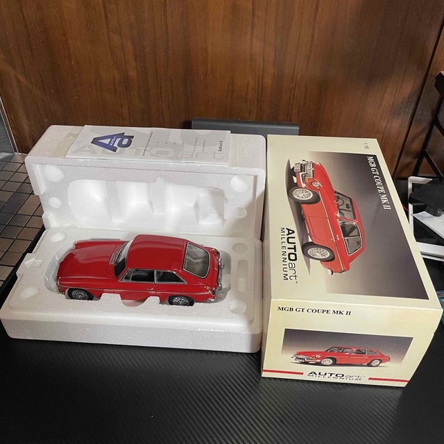 絶版未展示品 オートアート 1/18 MGB COUPE MK ll 1969