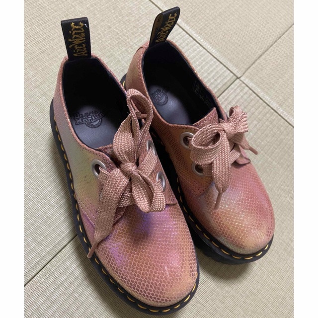 Dr.Martens HOLLY　厚底　2ホール　オーロラ　ピンク | フリマアプリ ラクマ