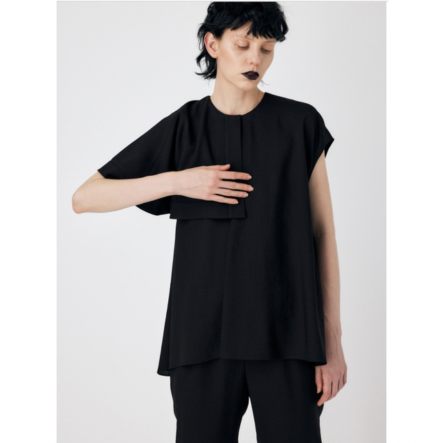 ENFOLD(エンフォルド)のエンフォルド　FRONT-TACK PULLOVER  ブラック　2023SS レディースのトップス(Tシャツ(半袖/袖なし))の商品写真