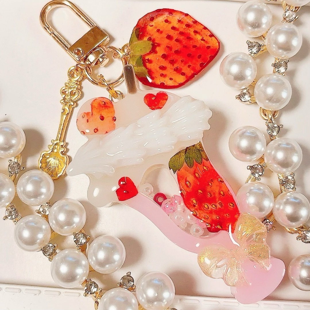 セール特別価格いちごみるく◇ハートシェイカー キーホルダー レジン