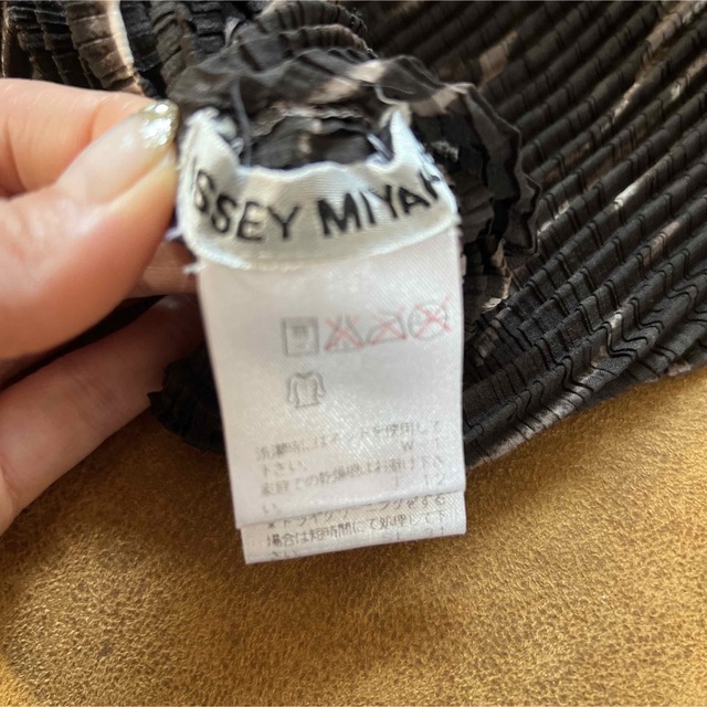 ISSEY MIYAKE(イッセイミヤケ)の美品!!イッセイミヤケ ハイネックカットソー ゼブラ柄  マーブル レディースのトップス(カットソー(長袖/七分))の商品写真