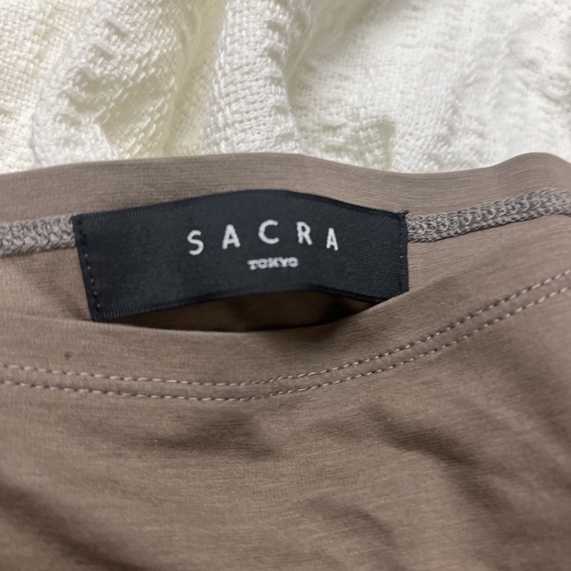 SACRA(サクラ)のSACRA サクラ　サイドフリル付きタンクトップ。カーキ。美品 レディースのトップス(タンクトップ)の商品写真