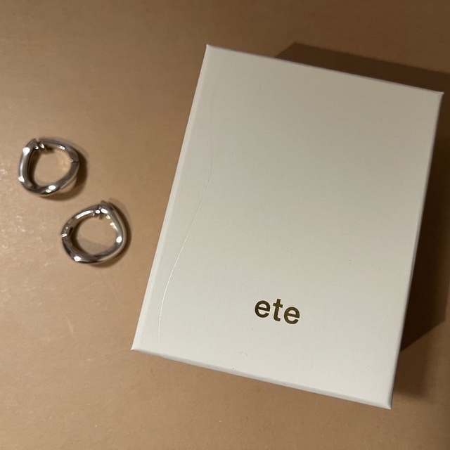 ete(エテ)のete ハグイヤリング　シルバー レディースのアクセサリー(イヤーカフ)の商品写真