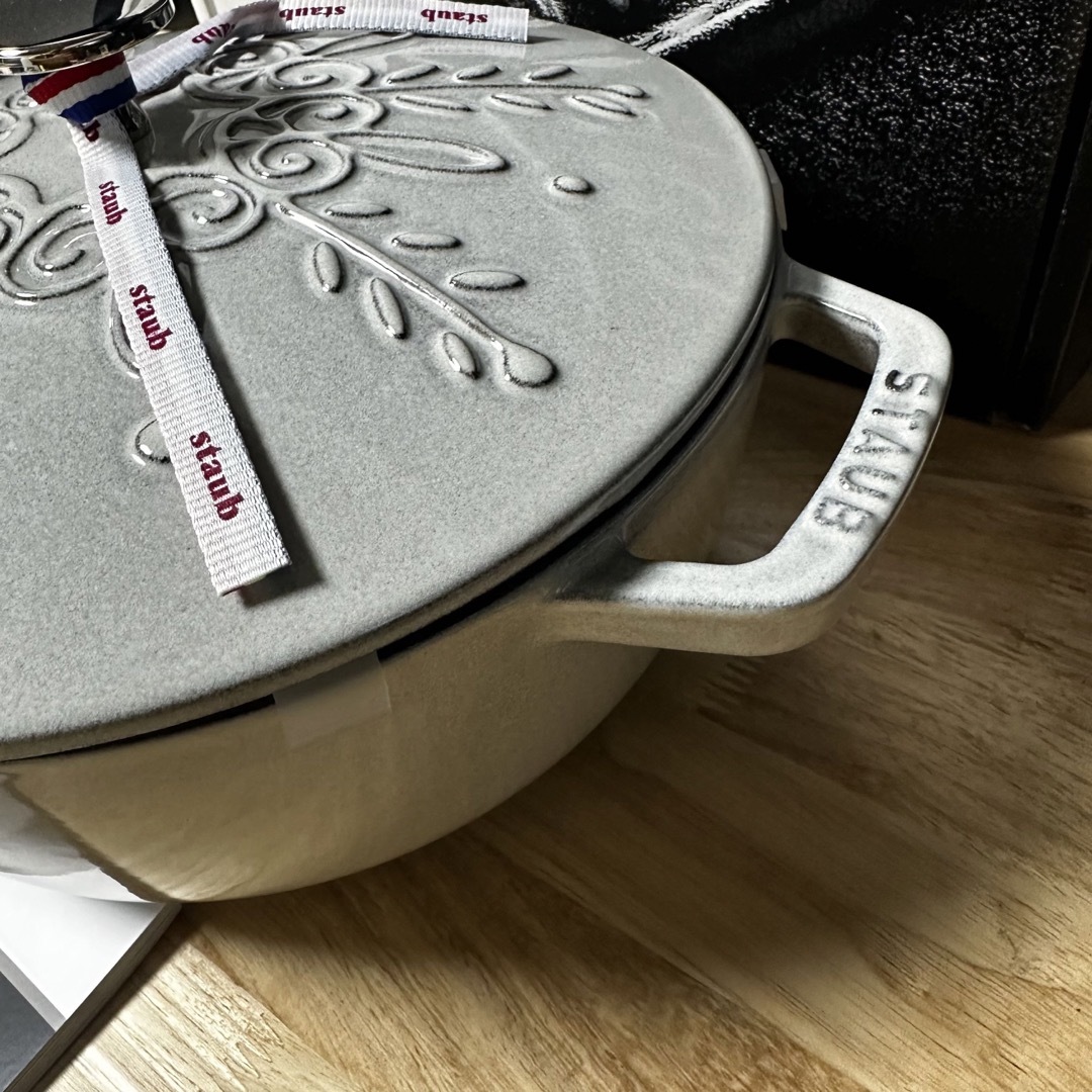 新品staub ストウブ スノーフレークココット カンパーニュ ワナベ-