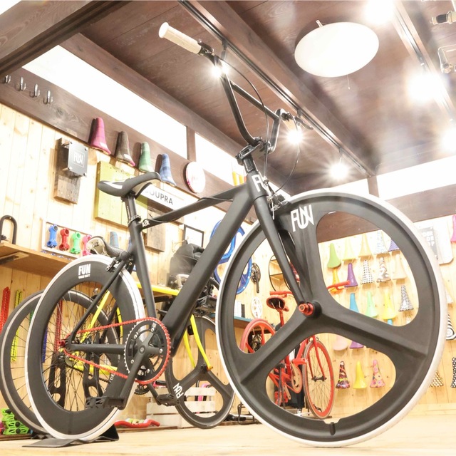 新品完成車】FUN 700C アルミ カーボン ブラック ピスバイク 自転車-