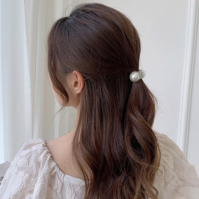 【新品未使用】韓国　パール　ヘアクリップ　ヘアバレッタ 一粒 レディースのヘアアクセサリー(バレッタ/ヘアクリップ)の商品写真